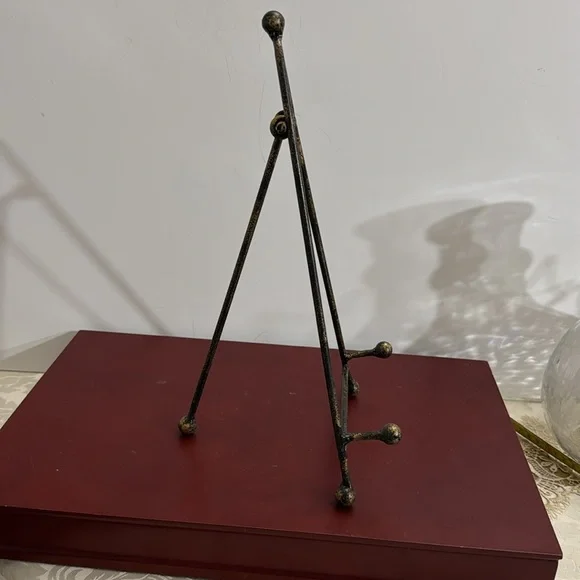 Elegant Metal Easel Stand - Picture 2 of 4